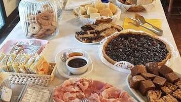 Petit déjeuner complet (6 EUR par personne)