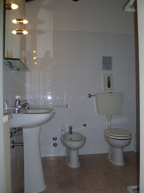 Classic Twin Room, 2 Single Beds | Bathroom | Shower, hair dryer, bidet, towels