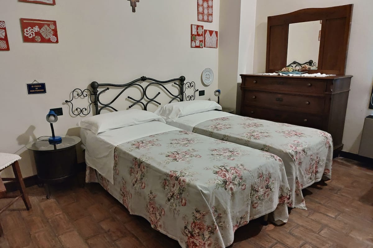 Muebles diferentes, escritorio, cunas y wifi gratis