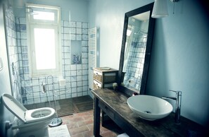 Apartment | Badezimmer | Dusche, kostenlose Toilettenartikel, Haartrockner, Bidet