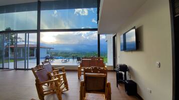 Panoramic House, Accessible, Non Smoking | Living room | TV, ping pong