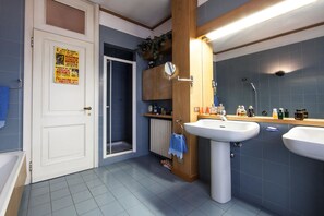 Suite | Bathroom | Free toiletries, hair dryer, bidet, towels - La Gare (Magenta)