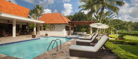 حمّام سباحة خارجي