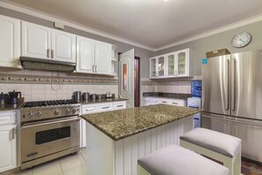 Full-sized fridge, microwave, oven, stovetop - Villa Almendros by Casa de Campo Resort & Villas (La Romana)