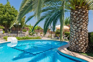 Piscina externa, guarda-sóis, espreguiçadeiras