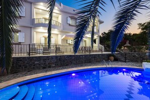 Outdoor pool, pool umbrellas, pool loungers - Kamelia Apartments (Mylopotamos)