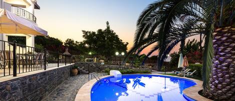 Außenpool, Sonnenschirme, Liegestühle