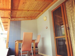 Twin Room, Balcony | Desk, soundproofing, rollaway beds - Gold Guest House & Bar (Përmet)