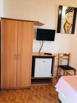 Desk, soundproofing, rollaway beds - Gold Guest House & Bar (Përmet)