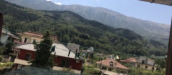 Gold Guest House & Bar