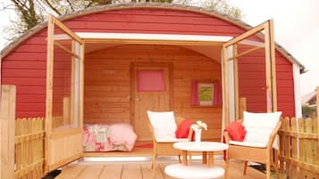 Desk, soundproofing, free WiFi, bed sheets