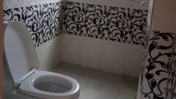 Ducha, pantuflas, toallas