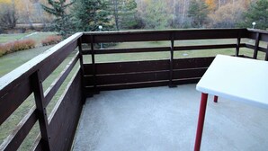 A balcony with a view of a forested mountain. - Spacious 3-Room Apartment for 8, 400m from Lift, Parking, Ski Locker, Near Amenities (La Salle-les-Alpes)