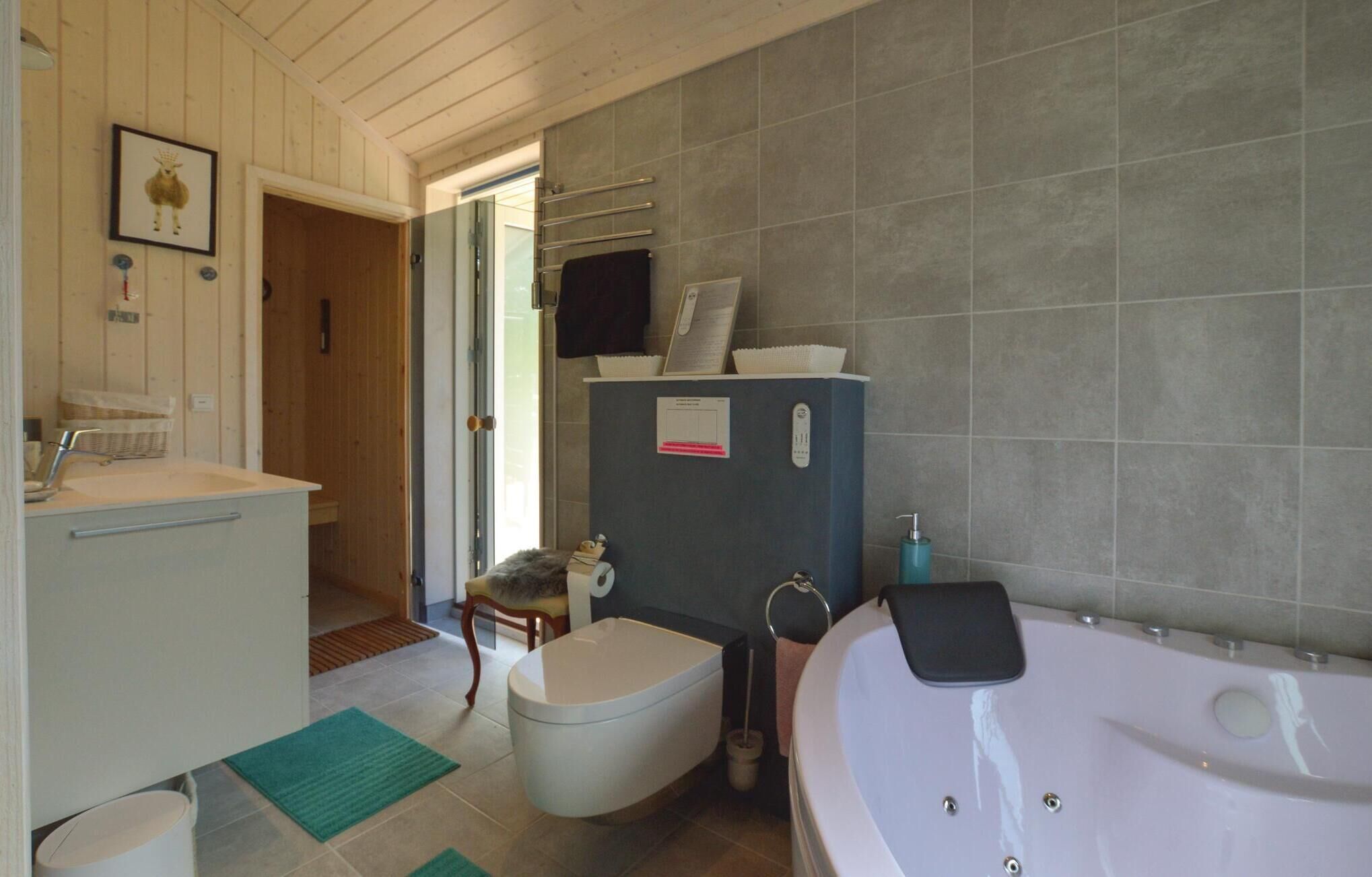 Une salle de bain comprenant une baignoire, des toilettes, un lavabo et un espace douche.