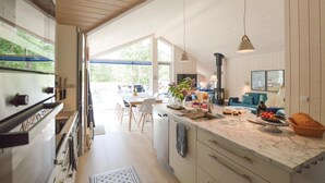 Kaffetrakter/tekoker, kjøleskap, mikrobølgeovn og kokeplater