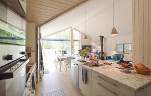 Fridge, microwave, stovetop, dishwasher - Gorgeous home in Højby with sauna (Højby)