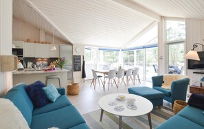 TV, fireplace, DVD player - Gorgeous home in Højby with sauna (Højby)