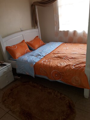 2 Schlafzimmer, individuell dekoriert, individuell eingerichtet