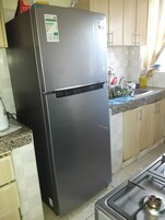 Frigorífico grande, microondas, horno y placa de cocina