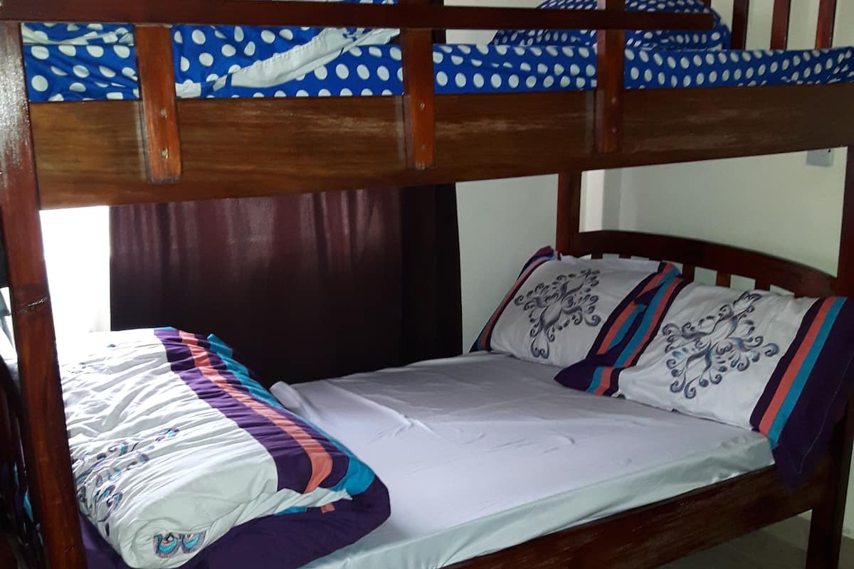 Apartamento econômico, 2 camas de solteiro, para não fumantes | 2 quartos, cortinas blackout, quartos à prova de som