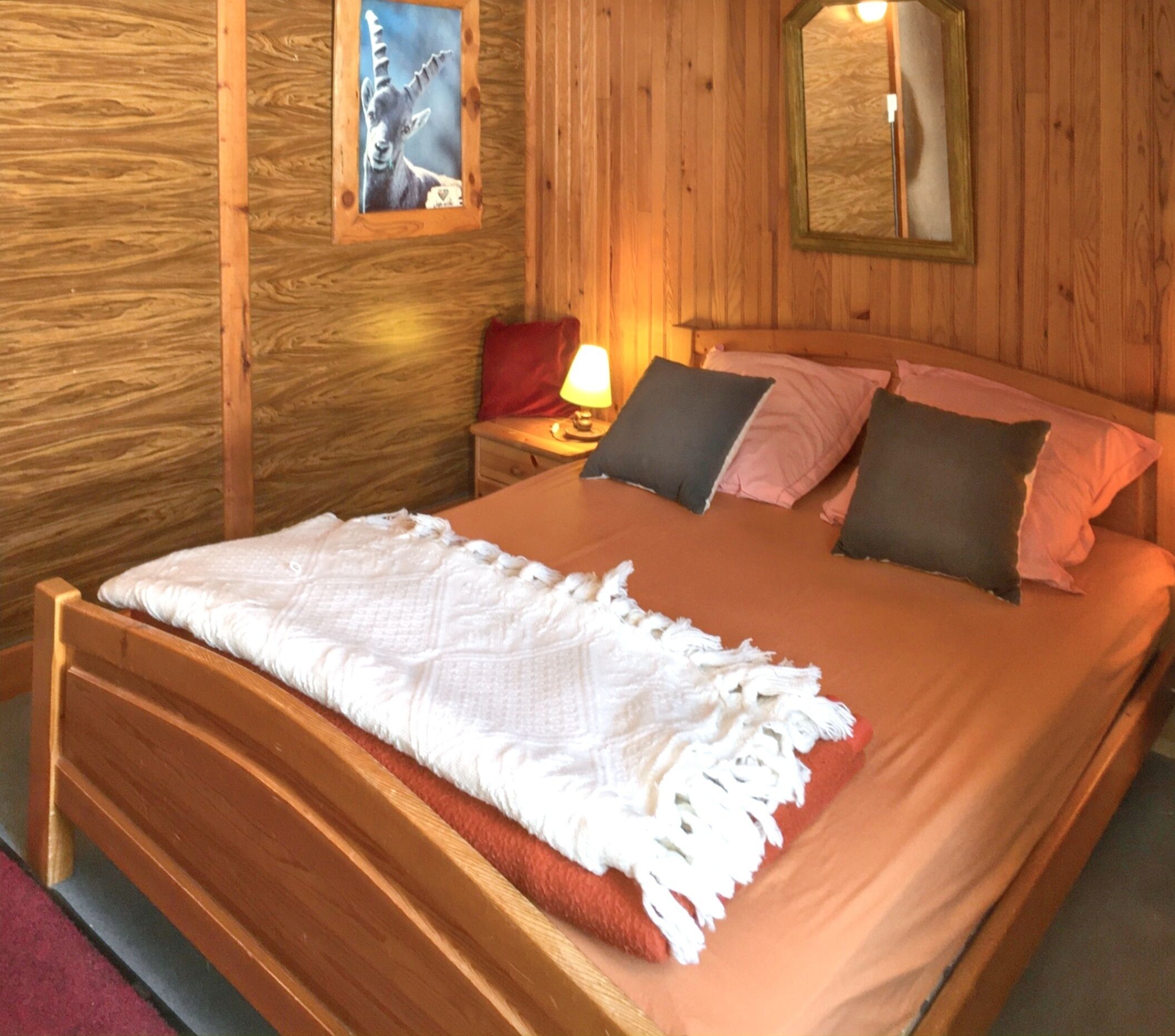 2 habitaciones, escritorio y espacio para trabajar con laptop 