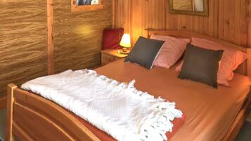 2 slaapkamers, een bureau, een laptopwerkplek