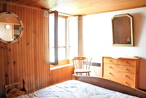 2 habitaciones, escritorio y espacio para trabajar con laptop 