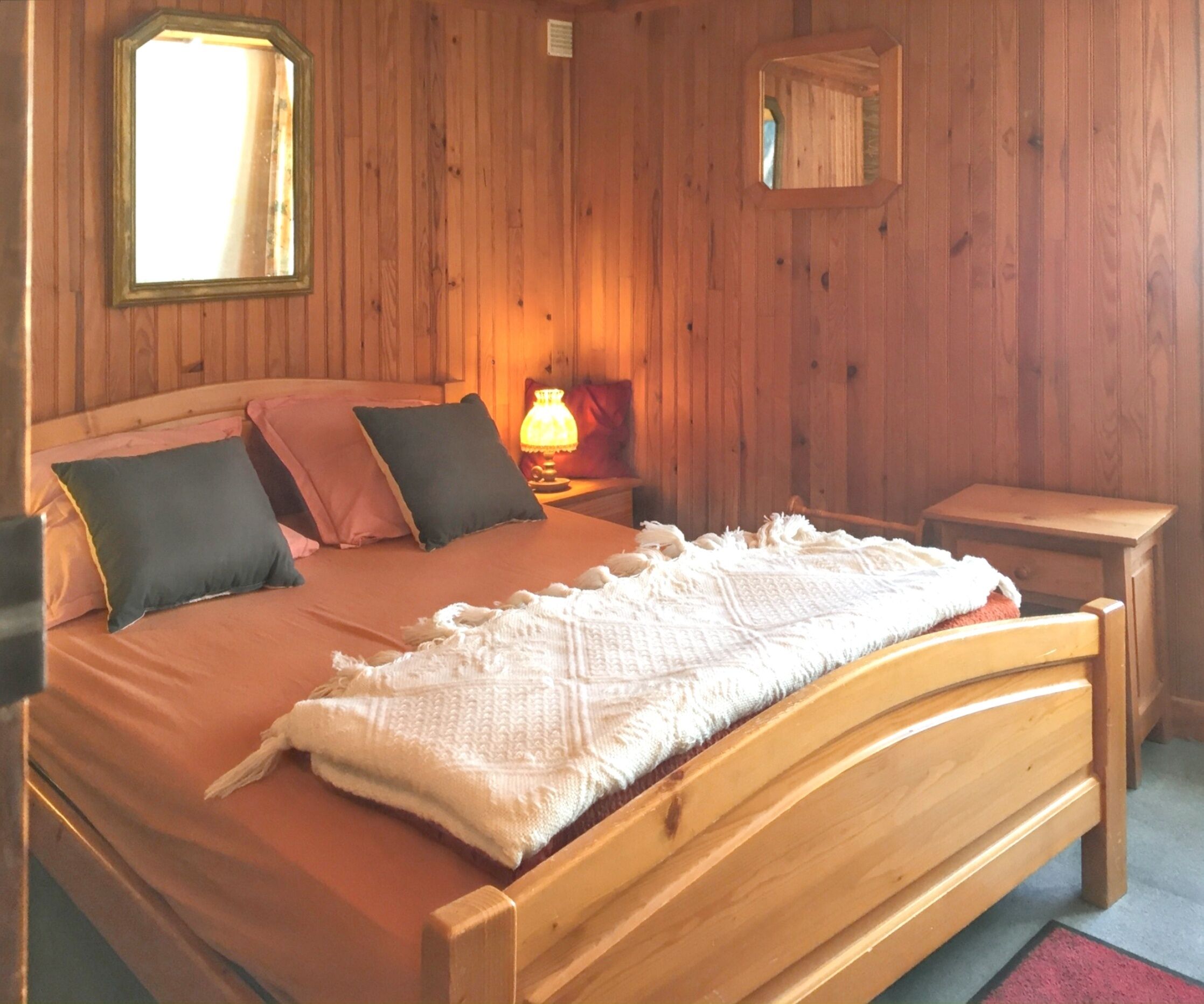 2 camere, una scrivania, postazione laptop, ferro/asse da stiro