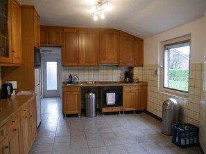 Huoneisto, 6 makuuhuonetta | Yksityinen keittiö | Täysikokoinen jääkaappi, mikroaaltouuni, uuni, liesi