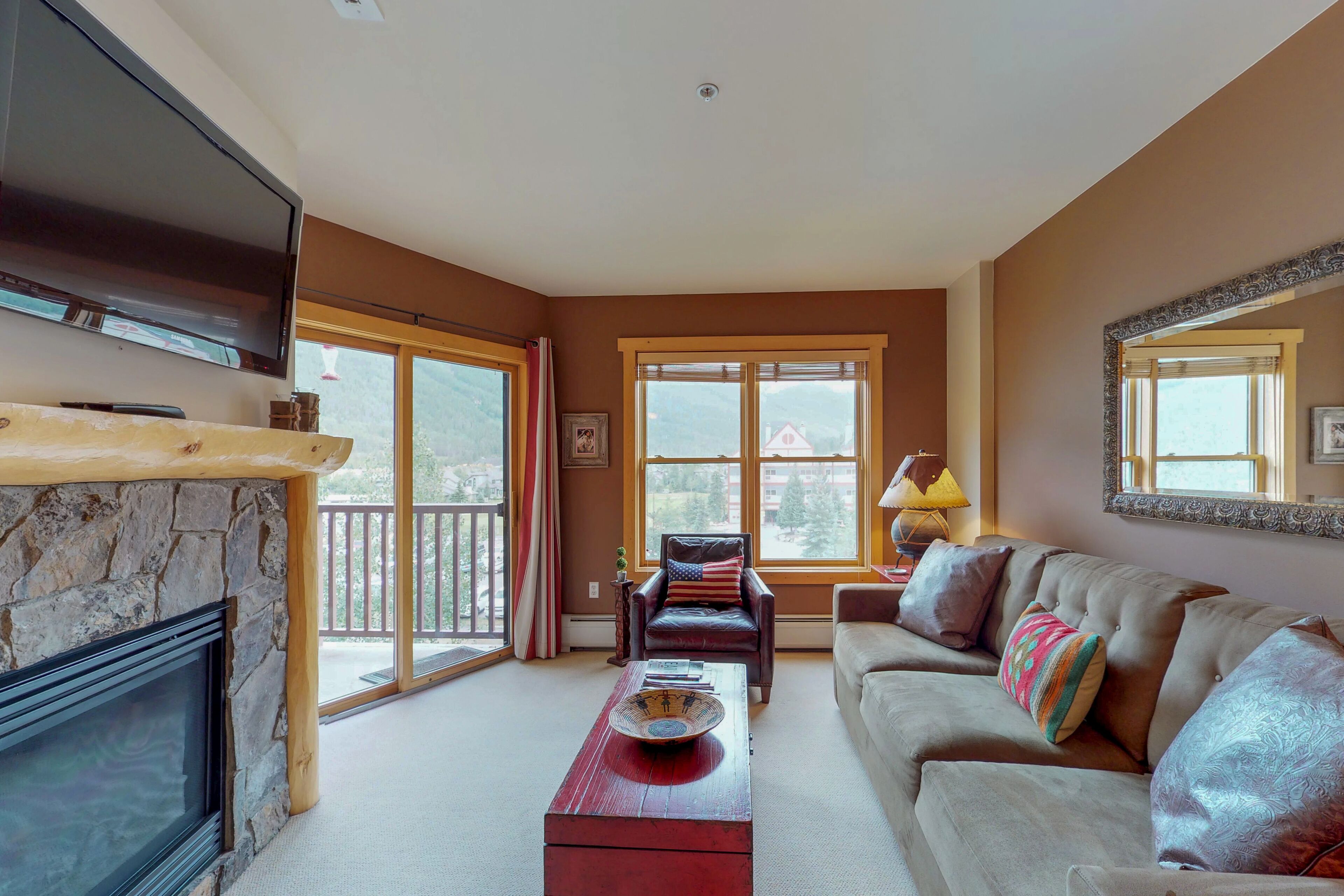 View condo with WiFi, Fireplace, gym, hot tub, & sauna - Walk to the lifts