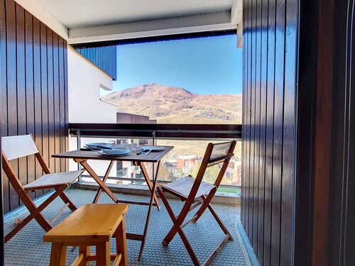 Spacious apartment for 6, steps from slopes, balcony with Masse view