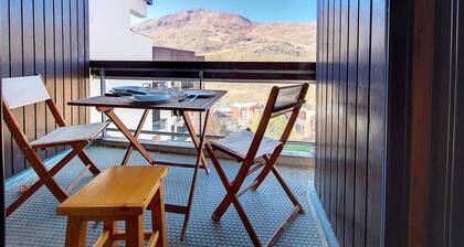 Spacious apartment for 6, steps from slopes, balcony with Masse view