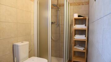 Classic-værelse med dobbeltseng eller 2 enkeltsenge - udsigt til have | Badeværelse | Bruser, gratis toiletartikler, hårtørrer, bidet