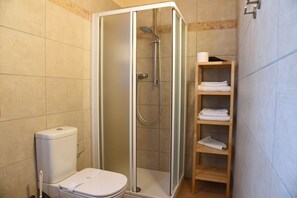 經典雙人或雙床房, 花園景觀 | 浴室 | 淋浴設備、免費盥洗用品、吹風機、坐浴桶