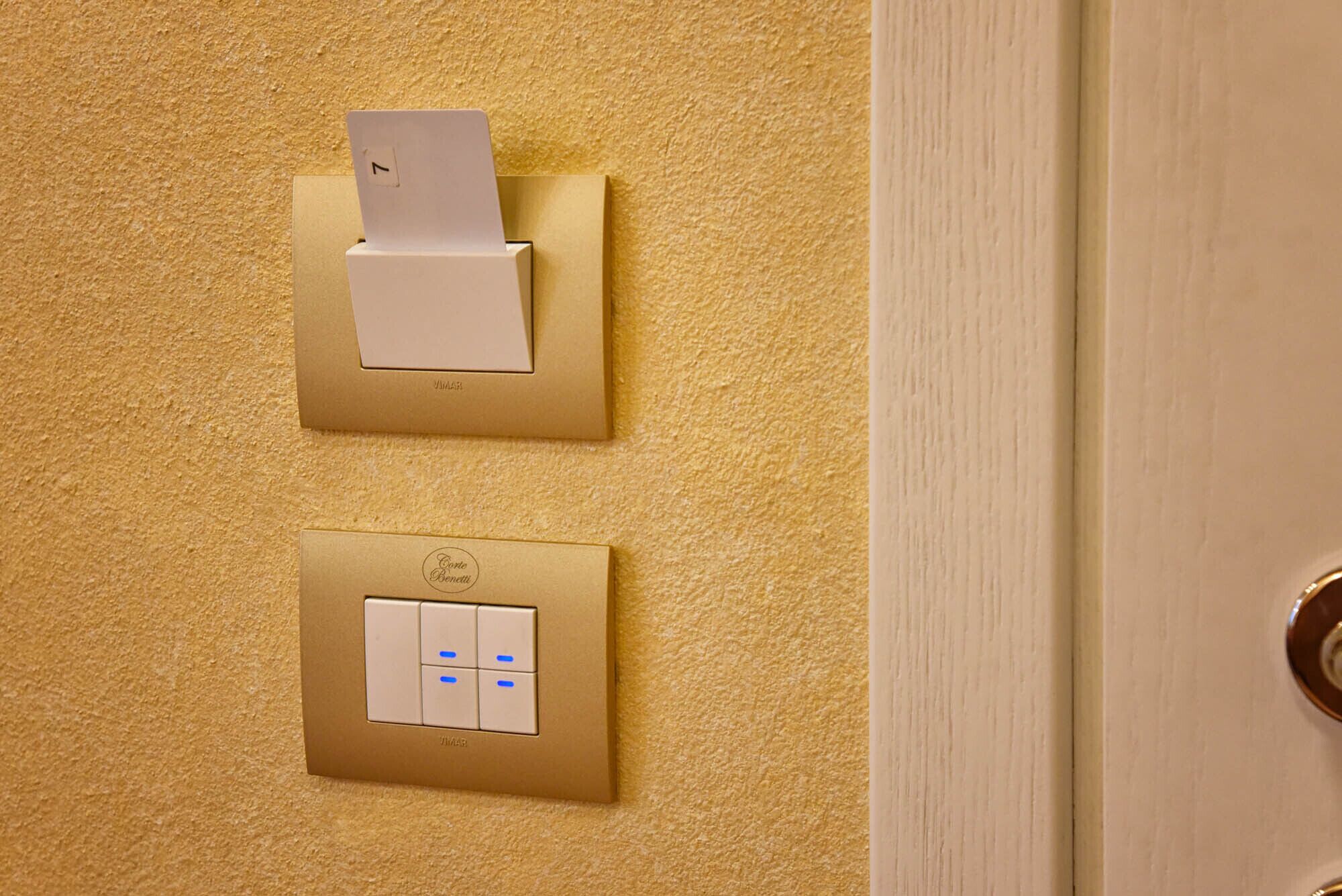 Zwei an der Wand befestigte Schalter, einer mit Kartenfach und der andere mit Einschalttaste.