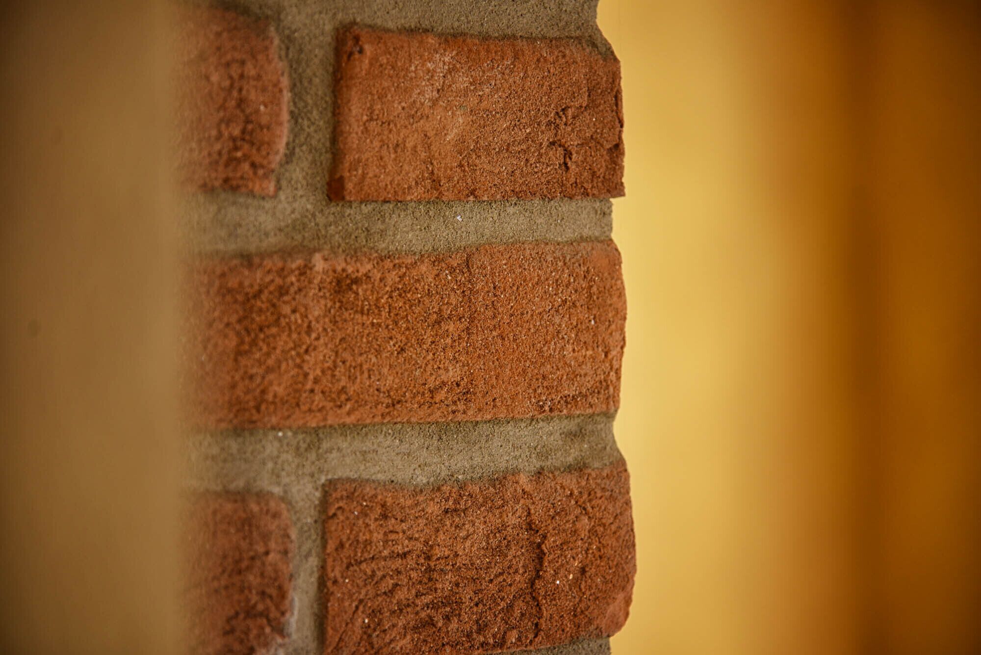 Un primer plano de una pared de ladrillo.