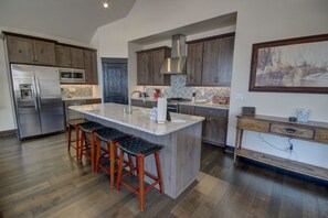 Luxury Townhome, 3 Bedrooms, Hot Tub, Mountain View (River Run Townhomes 63) | Private kitchen