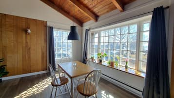 City Apartment | In-room dining