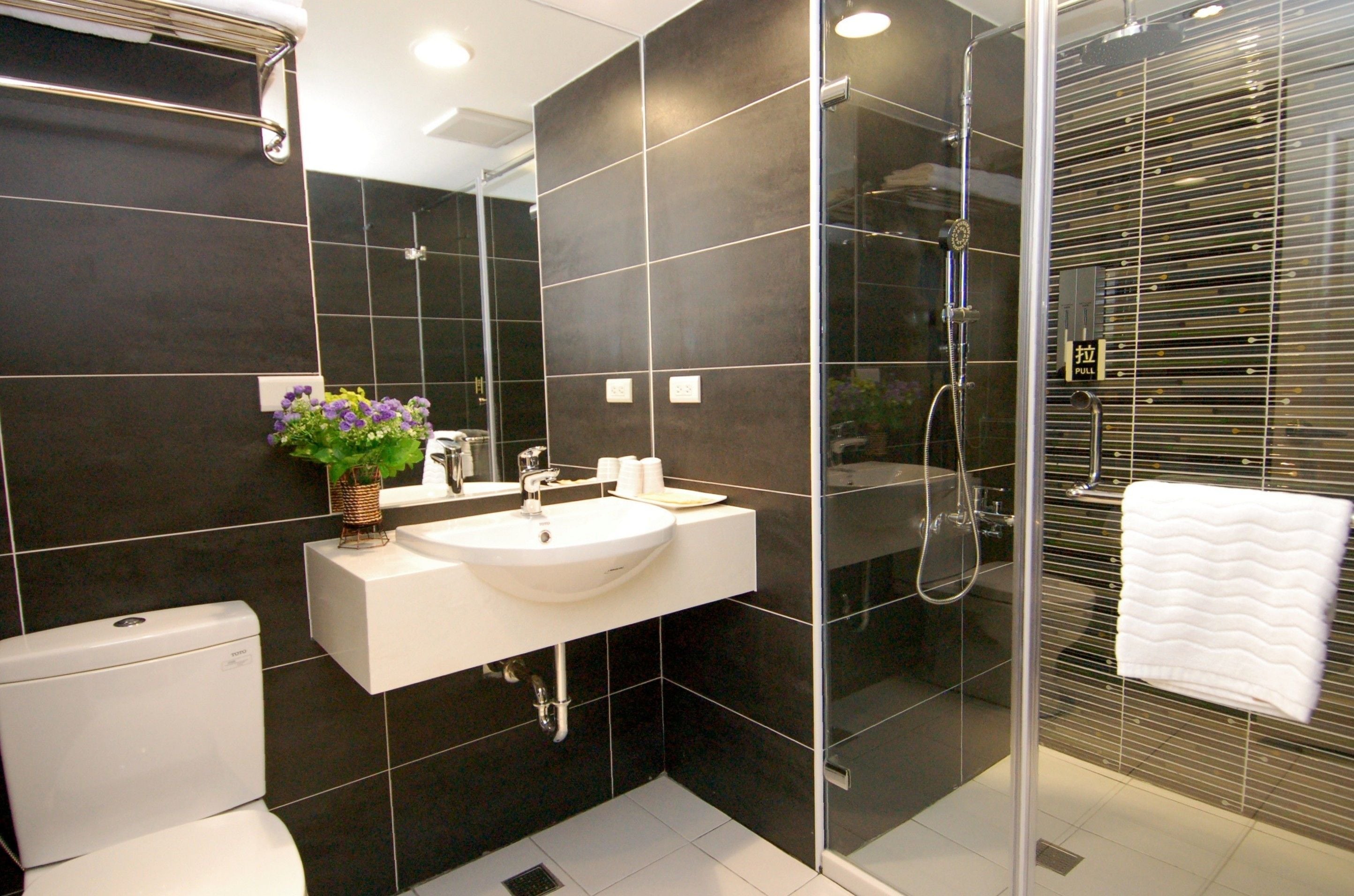 Habitación estándar doble, 1 cama doble, no fumadores | Ducha del cuarto de baño