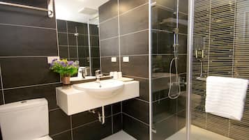 Habitación estándar doble, 1 cama doble, no fumadores | Ducha del cuarto de baño