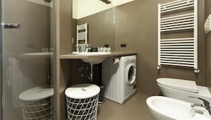 Apartment (1 Bedroom) | Badezimmer