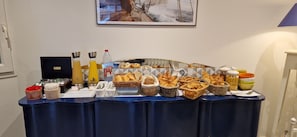 Colazione continentale, servita tutte le mattine (9 EUR a persona)