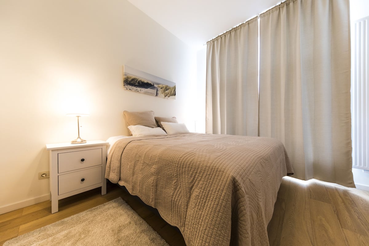 Standaard Twin kamer, 2 eenpersoonsbedden, op benedenverdieping | Een bureau, verduisterende gordijnen, geluiddichte muren, gratis wifi