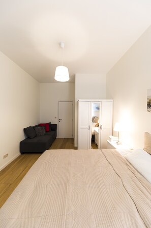 スタンダード ツインルーム シングルベッド 2 台 1 階 | デスク、遮光カーテン、防音設備、WiFi (無料)