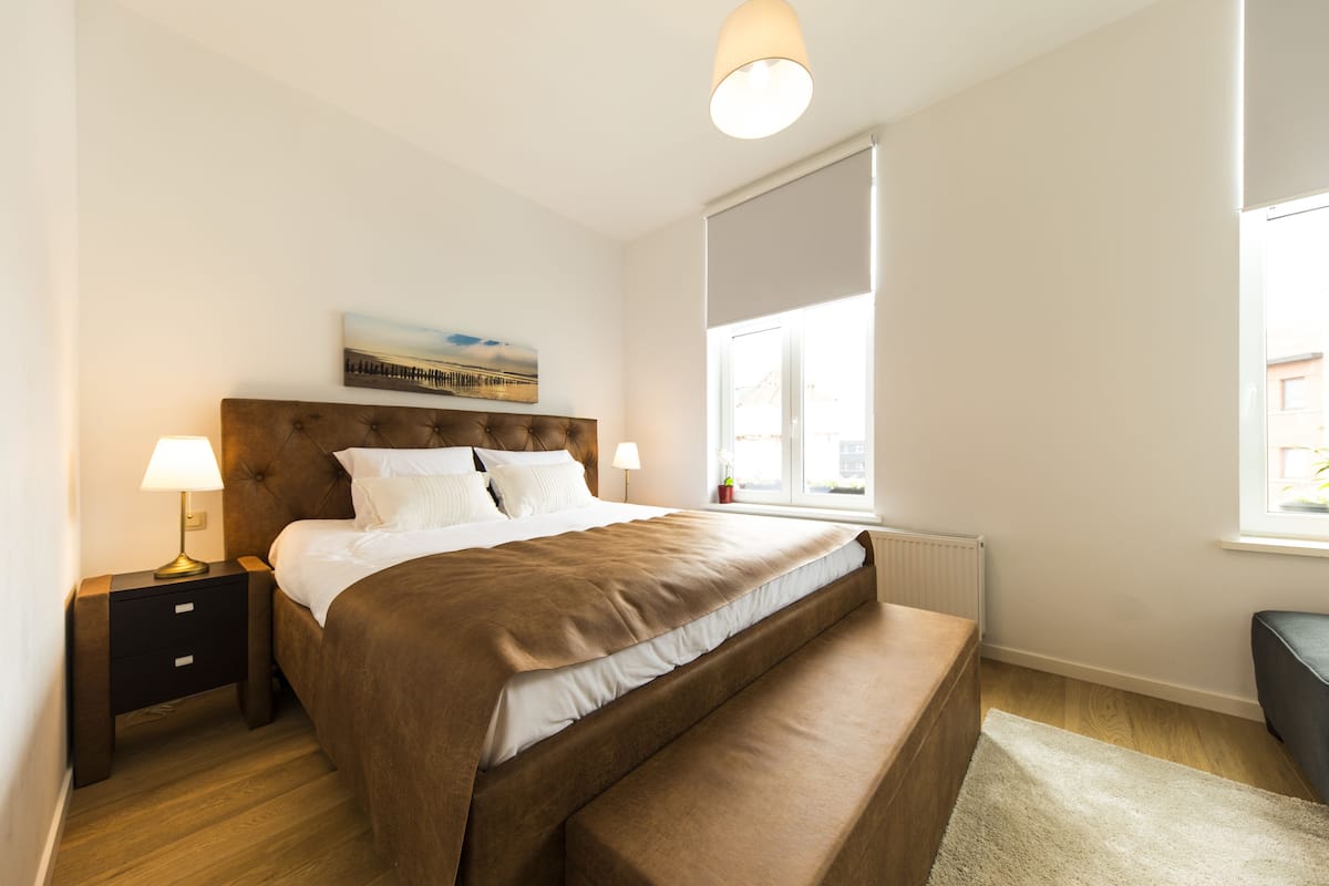 Deluxe tweepersoonskamer, 1 kingsize bed | Een bureau, verduisterende gordijnen, geluiddichte muren, gratis wifi