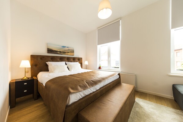 デラックス ダブルルーム キングベッド 1 台 | デスク、遮光カーテン、防音設備、WiFi (無料)