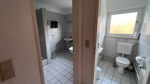 Standard Apartment, 3 Bedrooms, Non Smoking | Bathroom | Towels - Apartmenthaus Somborn (Bochum)