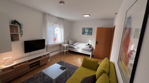 Standard Apartment, 3 Bedrooms, Non Smoking | Living area | LCD TV - Apartmenthaus Somborn (Bochum)