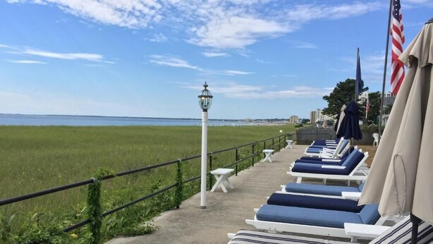 A beachside lounge area with sun loungers and a view of the ocean. - Holiday House Inn (Scarborough)