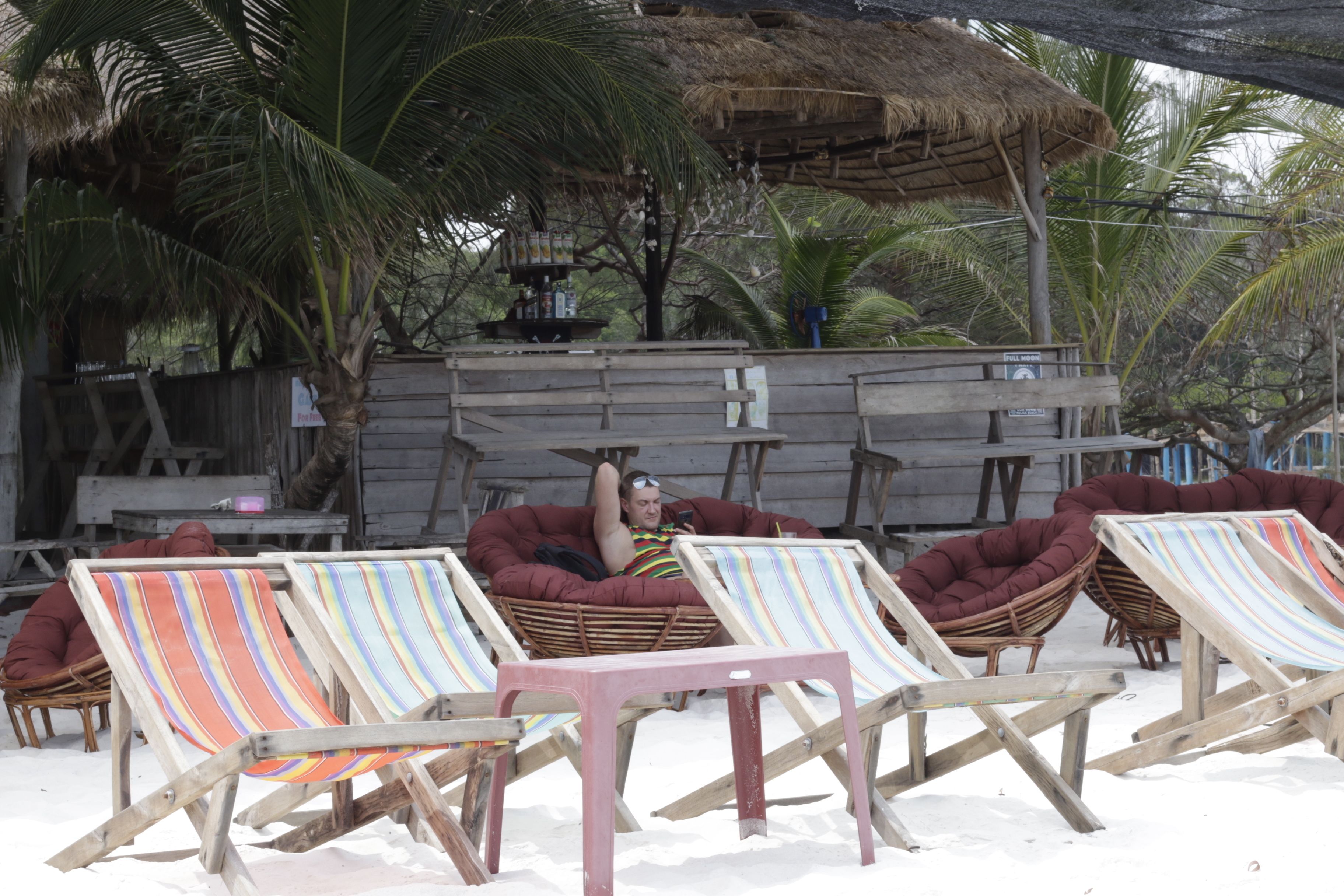 Frokost og lunsj serveres, thailandske retter, utsikt mot stranden 